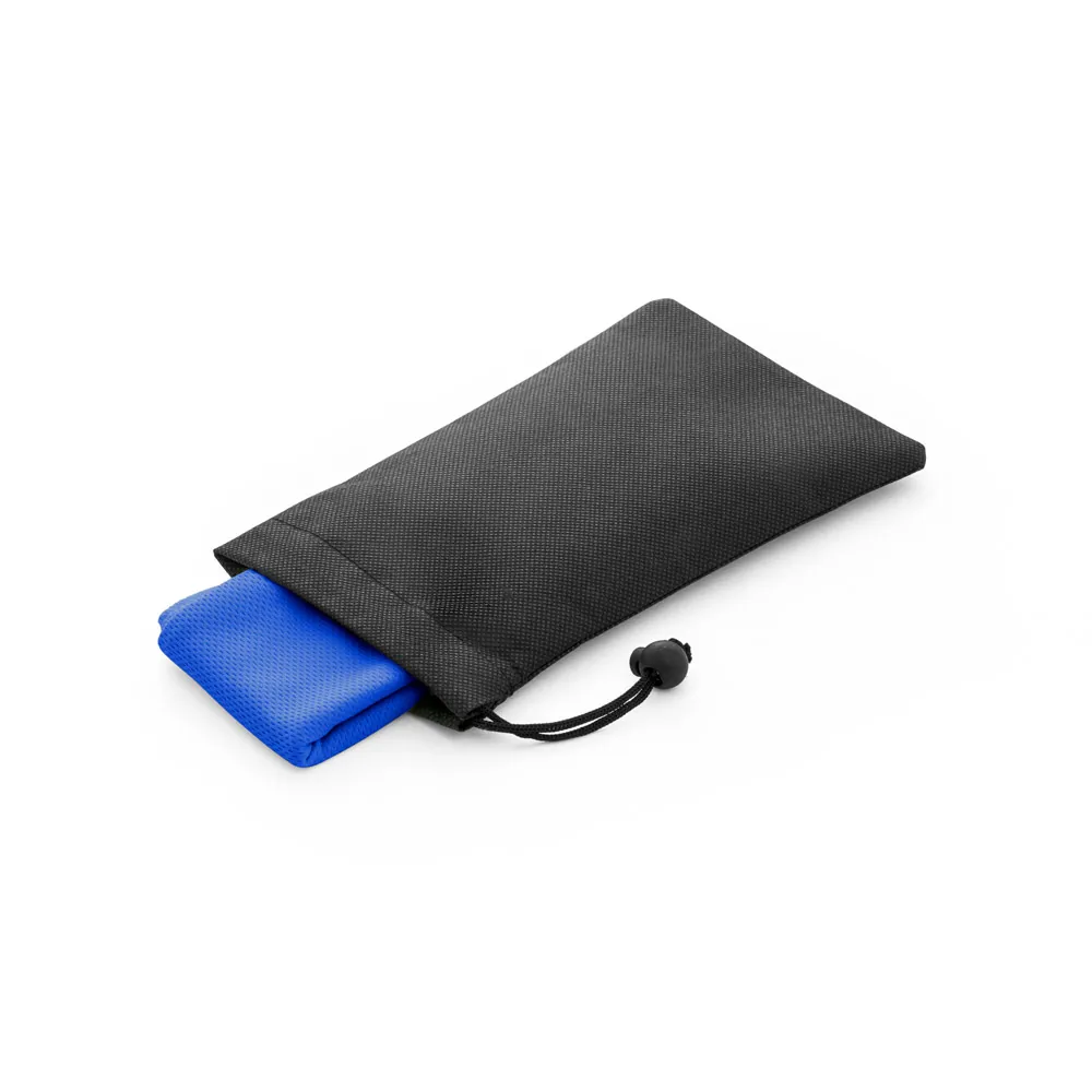 BERNAL. Toalha esportiva refrescante em poliéster 100% reciclado com bolsa em non-woven - Thumbnail 10