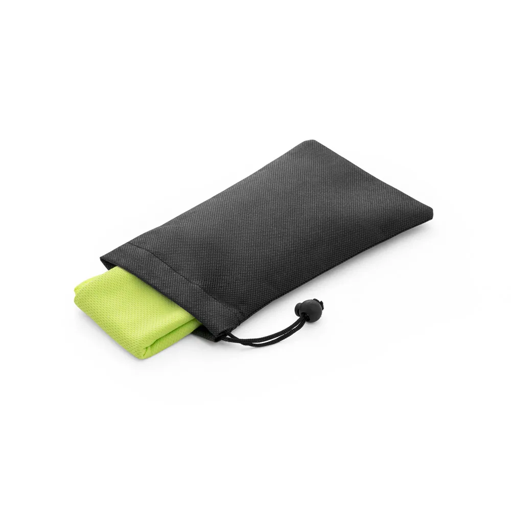 BERNAL. Toalha esportiva refrescante em poliéster 100% reciclado com bolsa em non-woven - Thumbnail 13