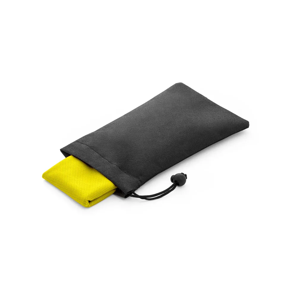 BERNAL. Toalha esportiva refrescante em poliéster 100% reciclado com bolsa em non-woven - Thumbnail 8
