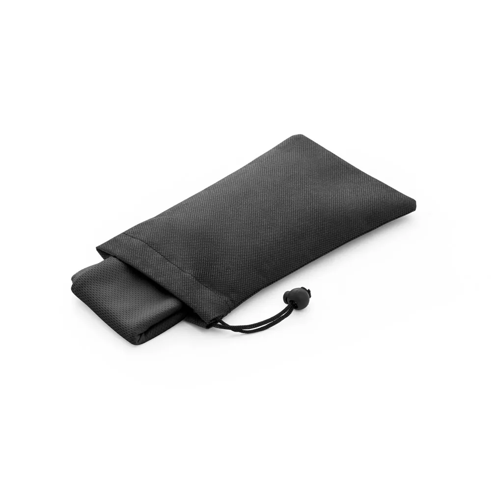BERNAL. Toalha esportiva refrescante em poliéster 100% reciclado com bolsa em non-woven - Thumbnail 3