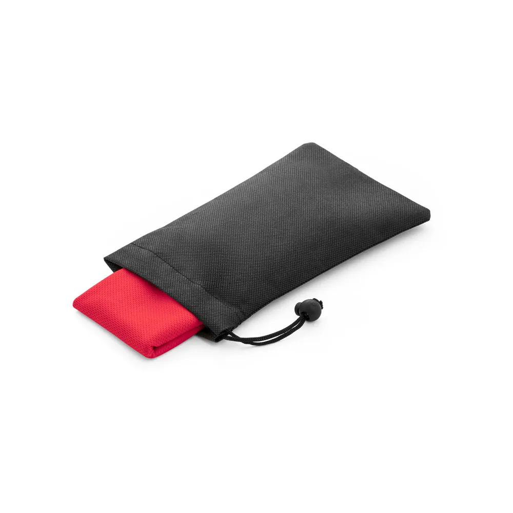 BERNAL. Toalha esportiva refrescante em poliéster 100% reciclado com bolsa em non-woven - Thumbnail 5